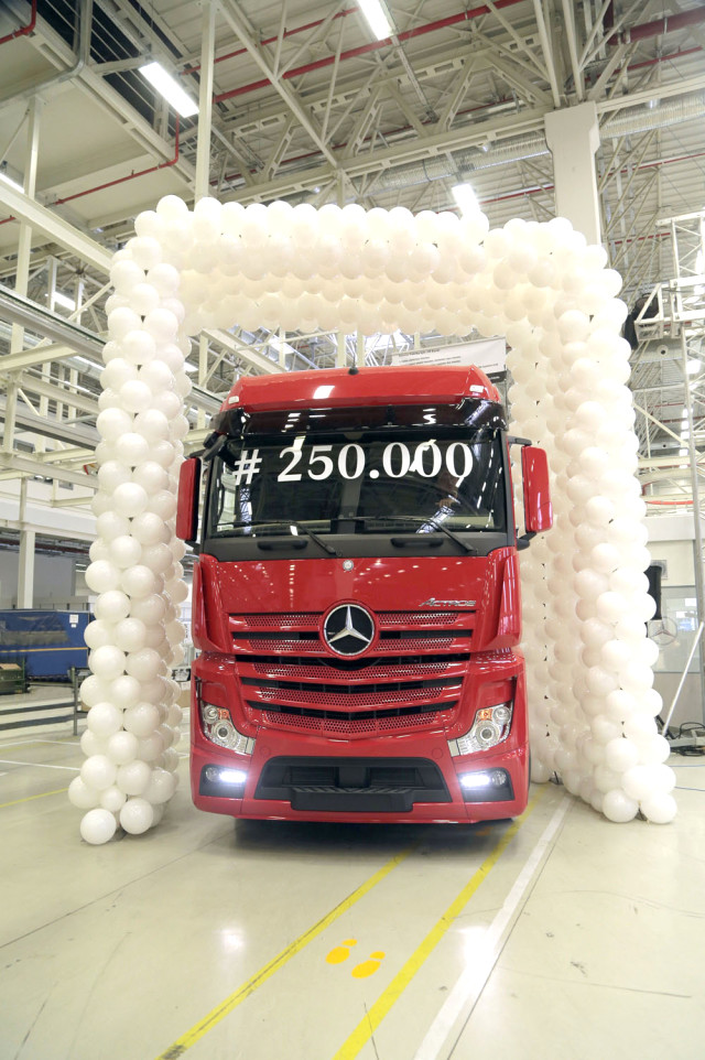 Mercedes-Benz Türk 250.000’İnci Kamyonunu Banttan İndirdi