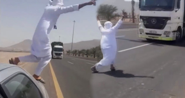 Suudi Arabistan’da Ölüm Oyunu! Hızla Gelen TIR’ın Önüne Atladı
