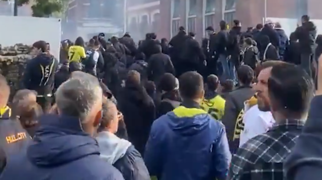 Twente maçı öncesinde Fenerbahçeli taraftarlara saldırdılar: Hollanda sokakları karıştı