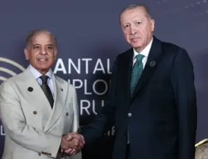 Cumhurbaşkanı Erdoğan ile Şahbaz Şerif’ten ‘iş birliğini daha ileriye taşıma’ vurgusu